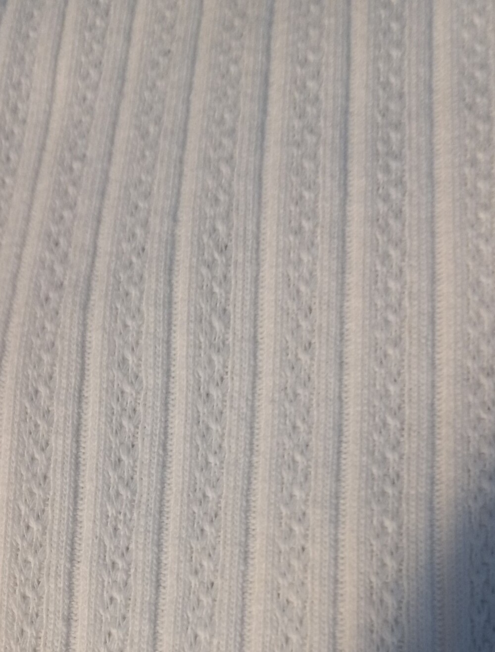 Universal Threads White Ribbed V-Neck Lettuce-Edge Tee - Picture 4 of 5